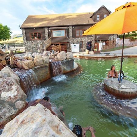 Camelot Inn At Honeyville Екстериор снимка