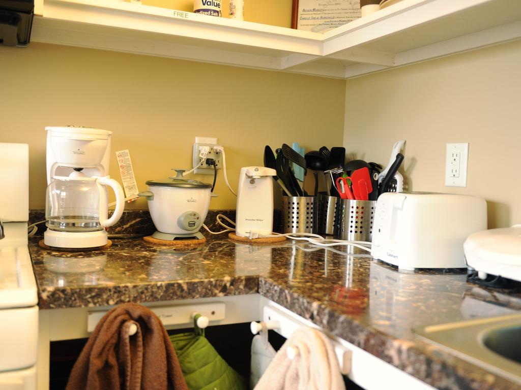 Camelot Inn At Honeyville Екстериор снимка