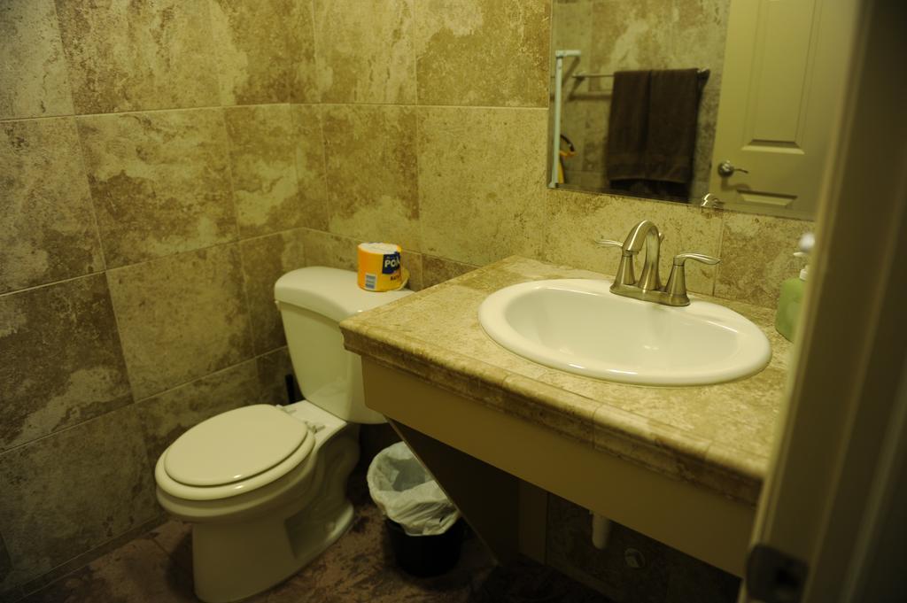 Camelot Inn At Honeyville Екстериор снимка