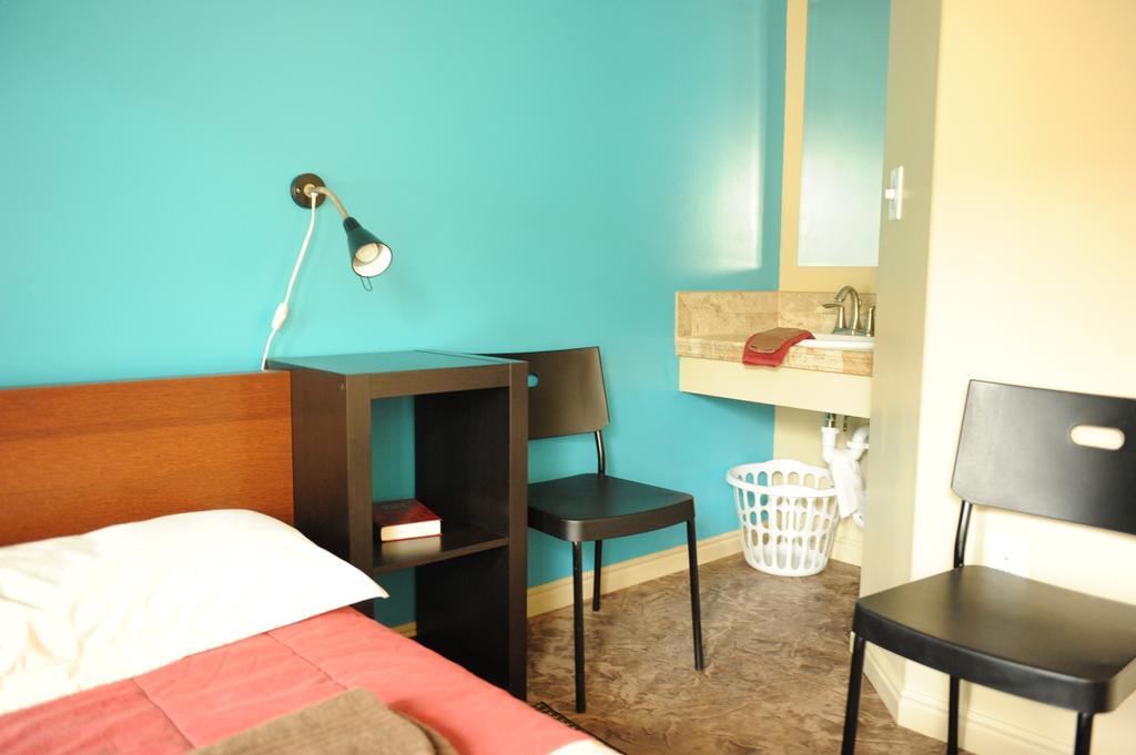 Camelot Inn At Honeyville Стая снимка