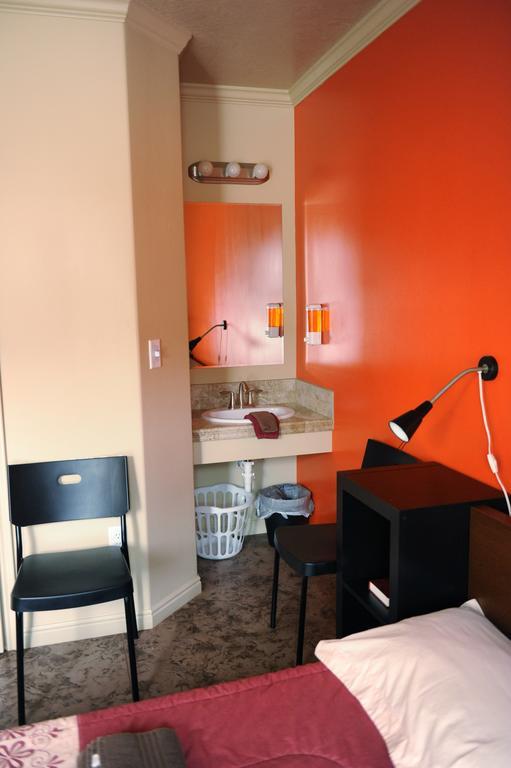 Camelot Inn At Honeyville Стая снимка
