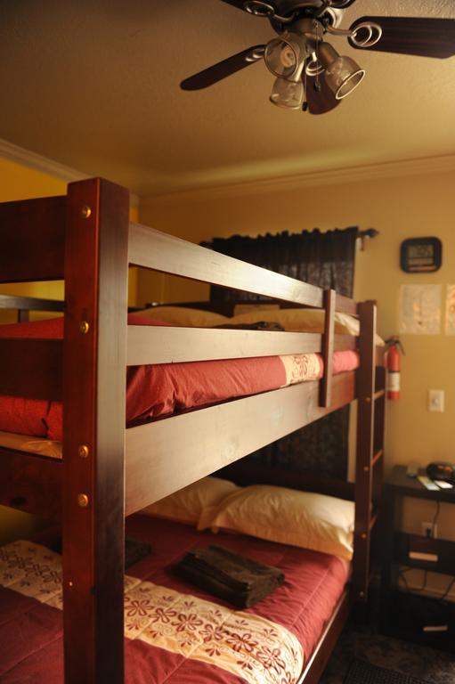 Camelot Inn At Honeyville Стая снимка