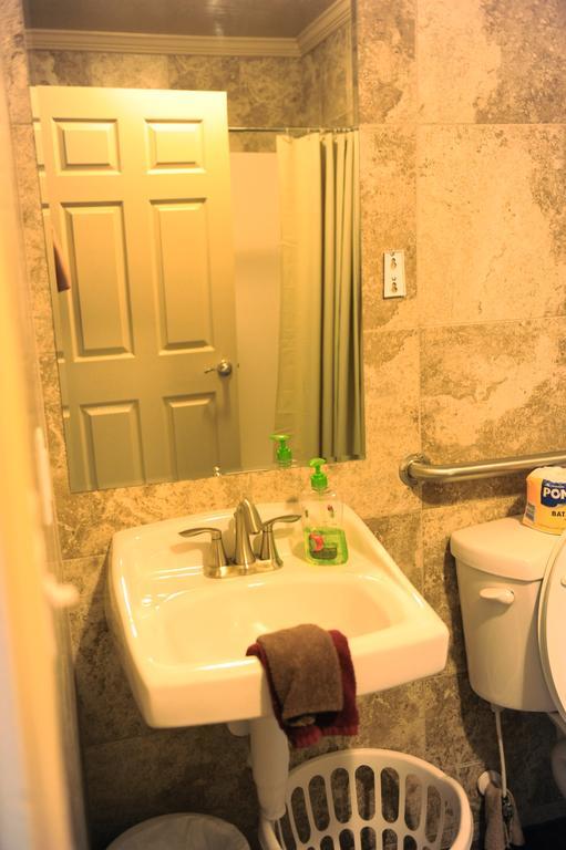Camelot Inn At Honeyville Стая снимка