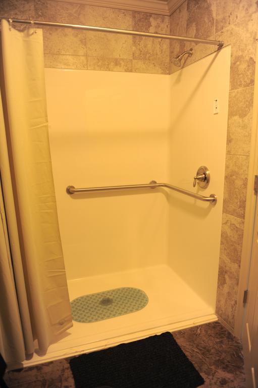 Camelot Inn At Honeyville Стая снимка