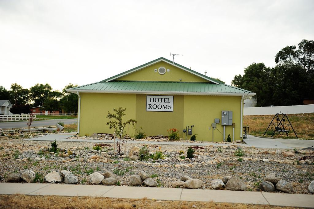 Camelot Inn At Honeyville Екстериор снимка